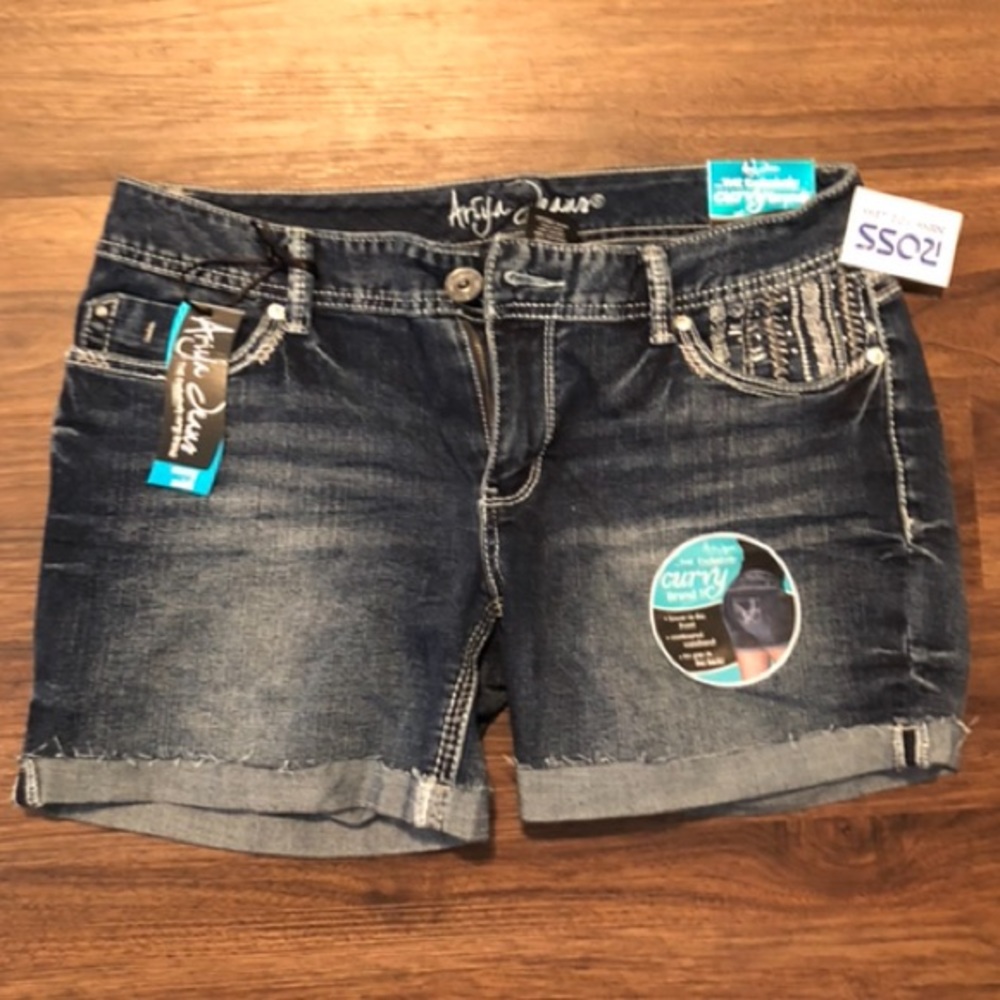 Ariya Jeans curvy midi short. NEW WITH TAGS.